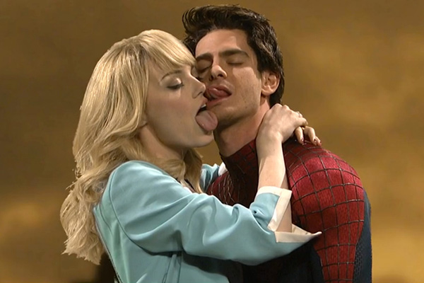 Emma Stone y Andrew Garfield en Saturday Night Live.  Foto: GeekTyrant.