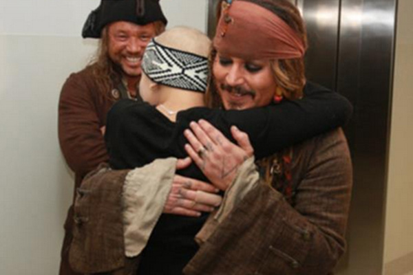 Jack Sparrow abraza a una paciente del hospital de Queensland, Australia.  Foto: Nine News Brisbane.