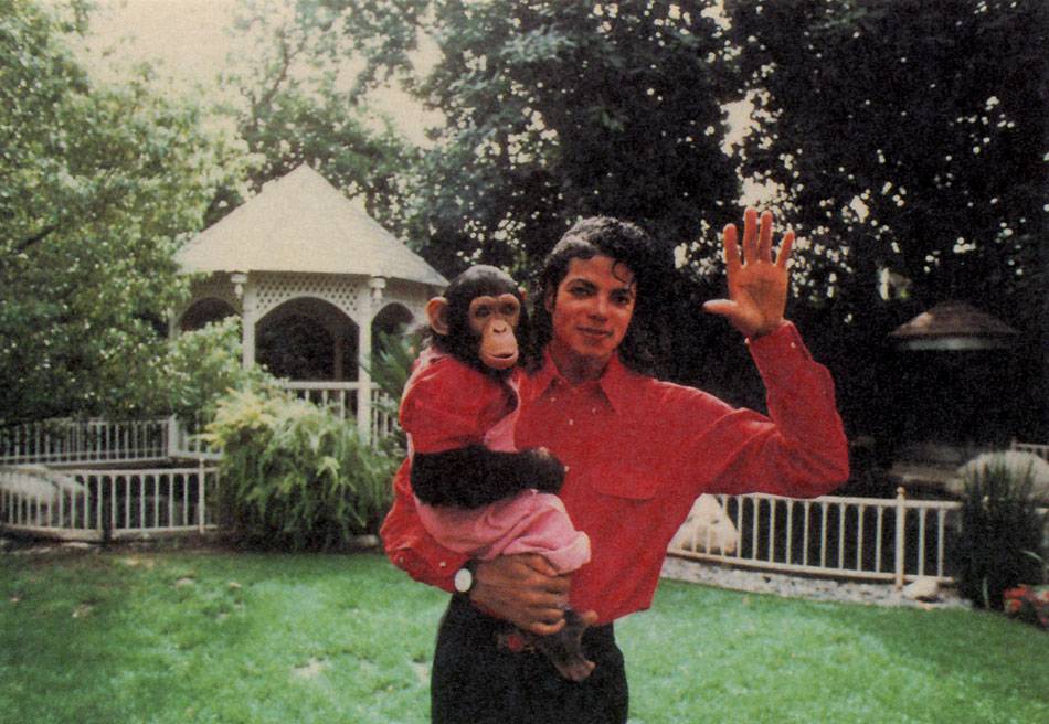 Michael Jackson y Bubbles en el Neverland Ranch.  Foto: MJ-UPBEAT.com