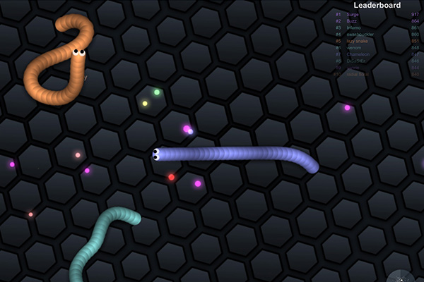 En Slither.io, gusanos se enfrentan entre sí, para disputarse el récord de la mayor puntuación.